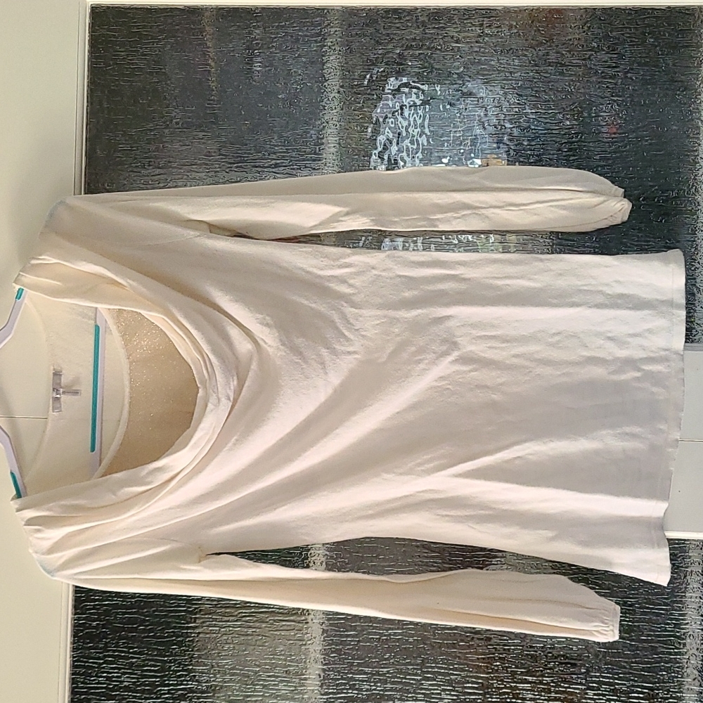 🍉Metro 7 top with gold glittery accents to neckline